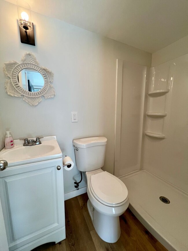 Building Photo - Beautiful, Modern, Upgraded 3 Bedroom 3 Ba...