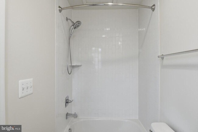 Building Photo - 16199 Columbus Ave