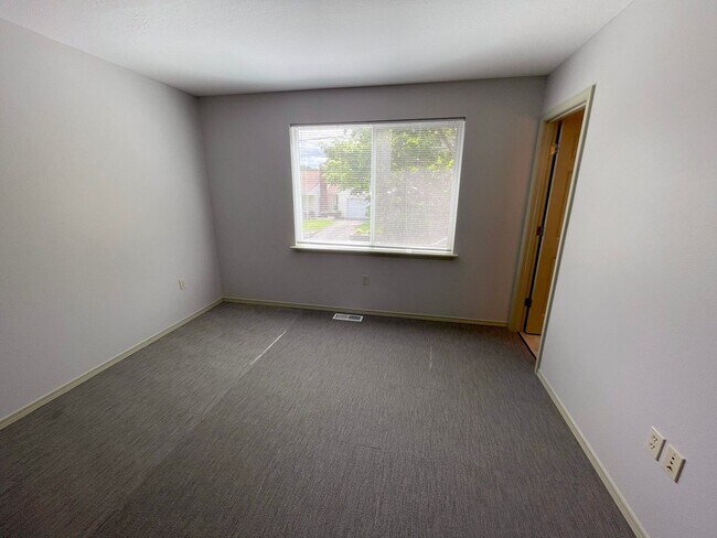 Building Photo - RENT SPECIAL: Great 6 bed, 6 bath Duplex Unit in North Portland with Laundry, Patio