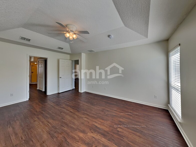 Building Photo - 341 Diana Ct