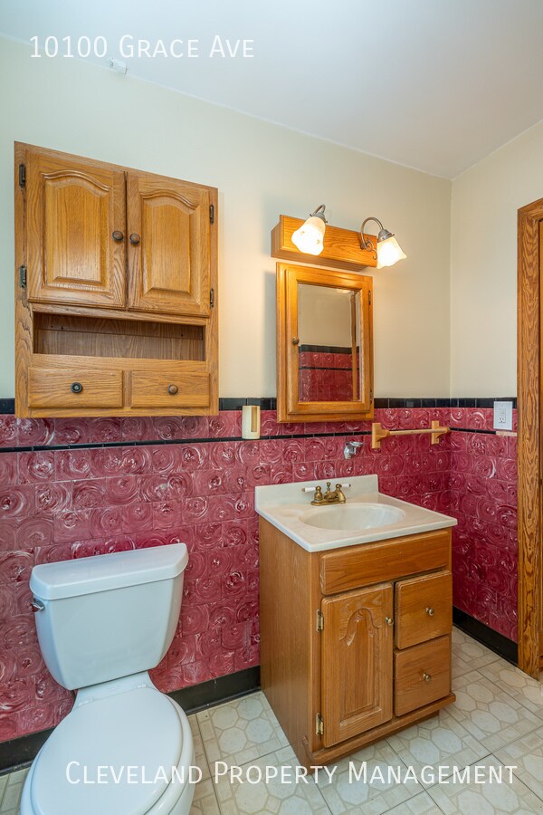 Building Photo - Solid Garfield Hts Colonial