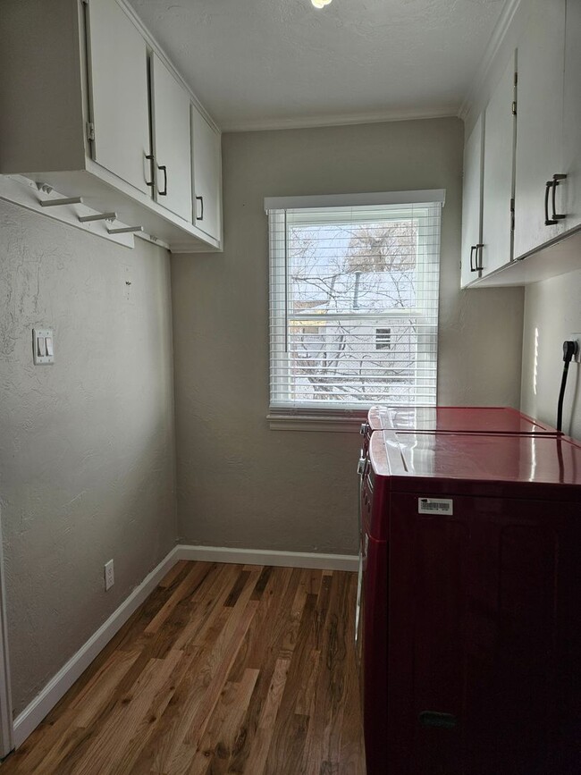 Building Photo - Adorable Light and Bright Refinished 2 Bed...