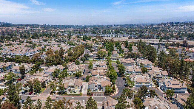 Building Photo - Upgraded 2-Bedroom Carriage Townhome with ...