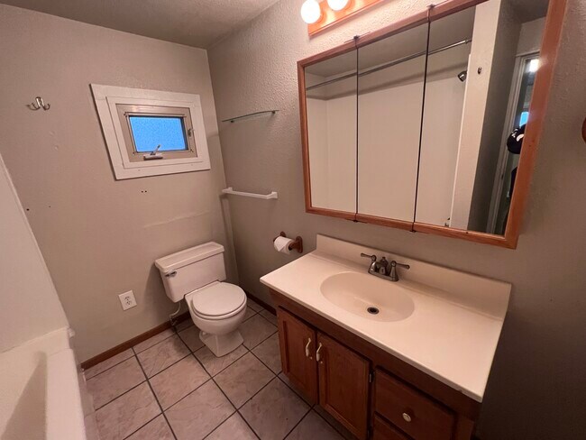 Building Photo - 1227 4th St