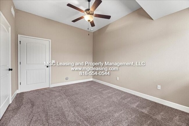 Building Photo - 2102 Hickoryleaf Ln