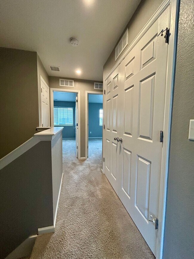 Building Photo - Modern Three Bedroom Townhome Available For Rent in Creekside