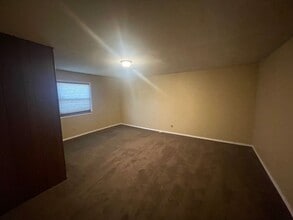 Building Photo - 4 bed 1 bath, with extra large utility are...