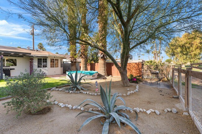 Building Photo - 77590 California Dr