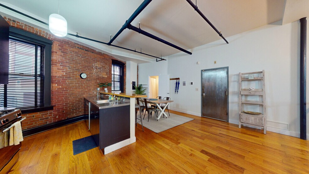 Building Photo - 18 Sutton St