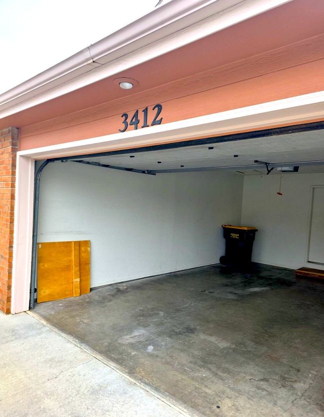 Building Photo - Great 3 Bed 2 Bath 2 Car Garage Split Level Duplex- Pets ok!