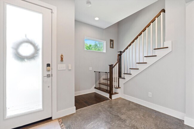 Building Photo - Beautiful Home in Nashville!