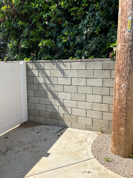 Building Photo - 201 S Mockingbird Ln