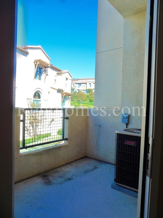 Building Photo - 568 Almond Rd