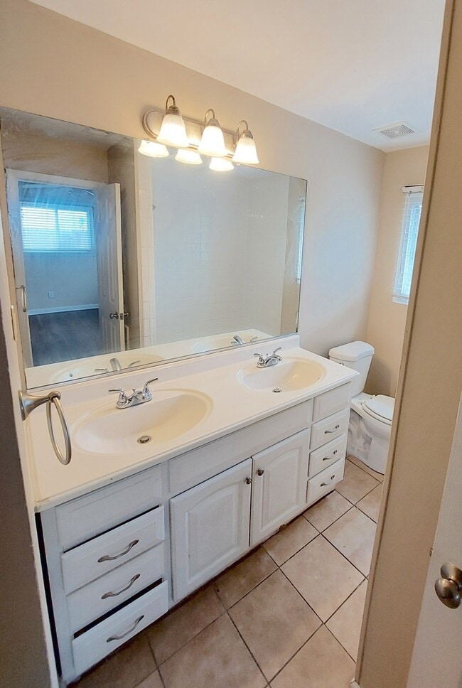 Building Photo - BEAUTIFUL 3 BD/ 1 BTH CORNER LOT WITH W/D ...