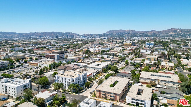 Building Photo - 401 N Serrano Ave