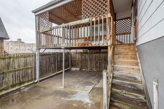 Building Photo - Stunning 3 bedroom home in McKees Rocks available April 15!