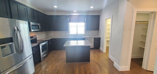 Building Photo - Energy Efficient Urban Townhome w/ Open Floorplan, Gourmet Kitchen, Rooftop Patio, & Exall Park N...