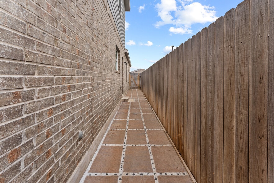 Building Photo - 129 Escondido Cir