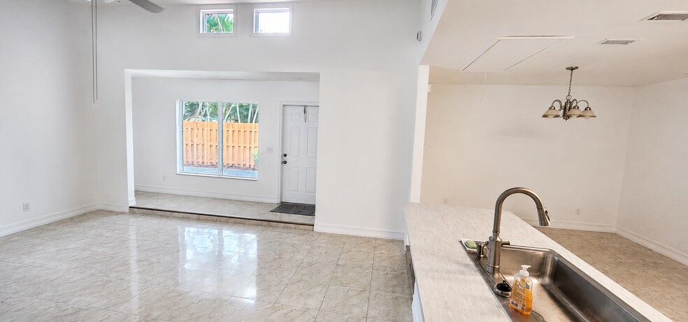 Building Photo - 1016 Manor Dr