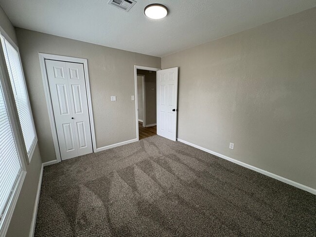 Building Photo - Don’t miss this opportunity! A Stylish Updated 4 Bedroom Home That’s Ready for You to Move Right In!