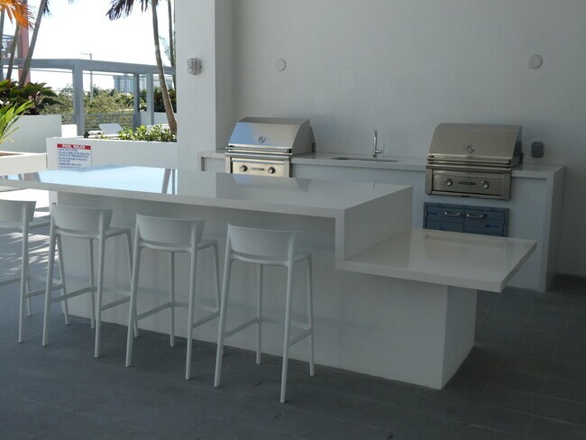 Building Photo - 111 SE 1st Ave