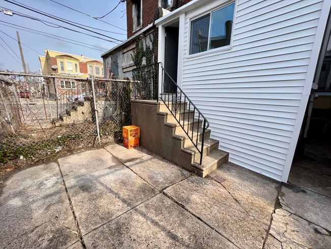 Building Photo - Gorgeous 3-Bedroom Townhouse in West Phila...