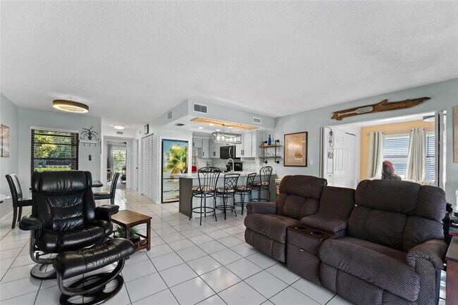 Building Photo - 2571 Cyprus Dr