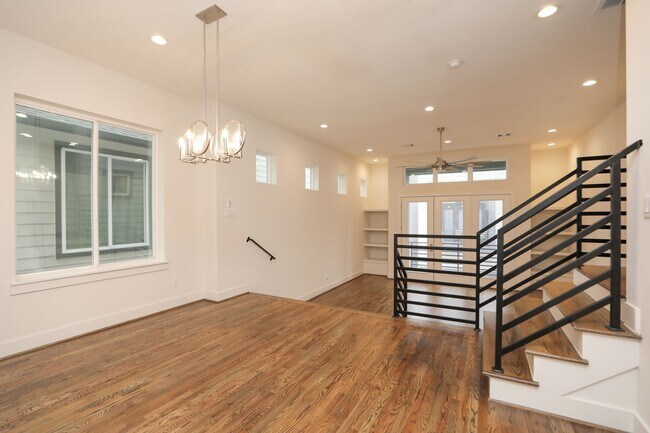 Building Photo - 1537 W 24th St