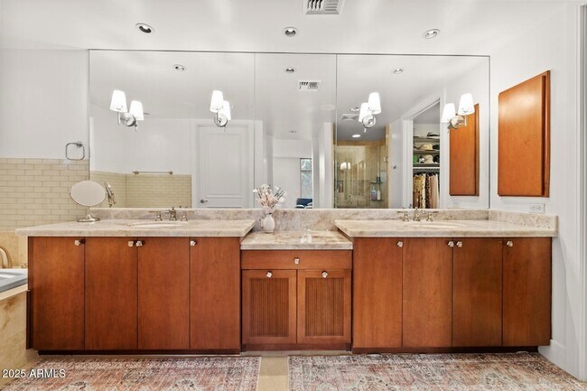 Building Photo - 2402 E Esplanade Ln