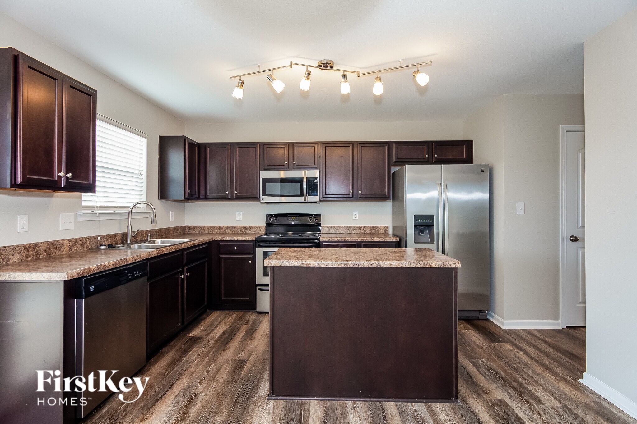 Building Photo - 1831 Eastway Dr