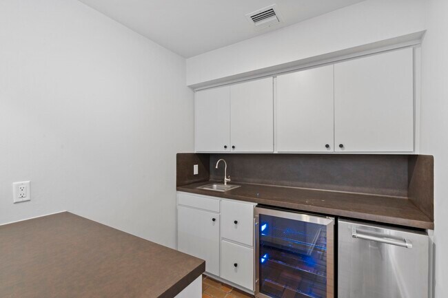 Building Photo - 365 Piney Point Rd