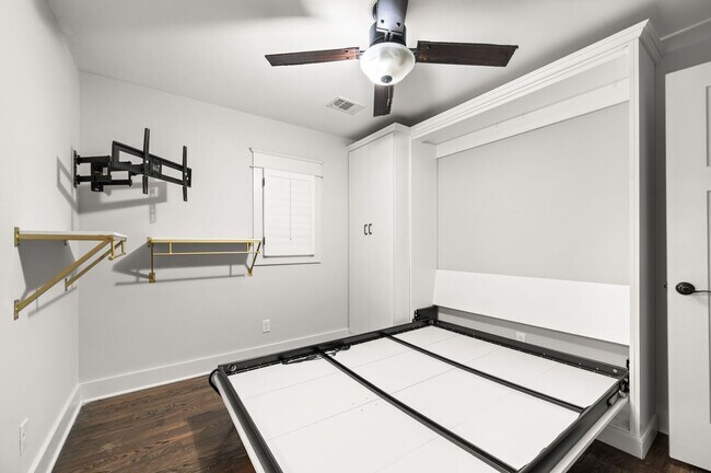 Building Photo - Awesome 3BR/3.5BA Craftsman Cottage in Che...