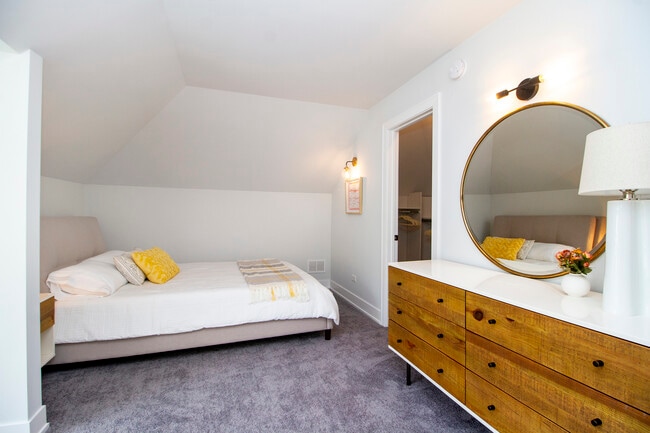 Building Photo - 724 Warner Ave