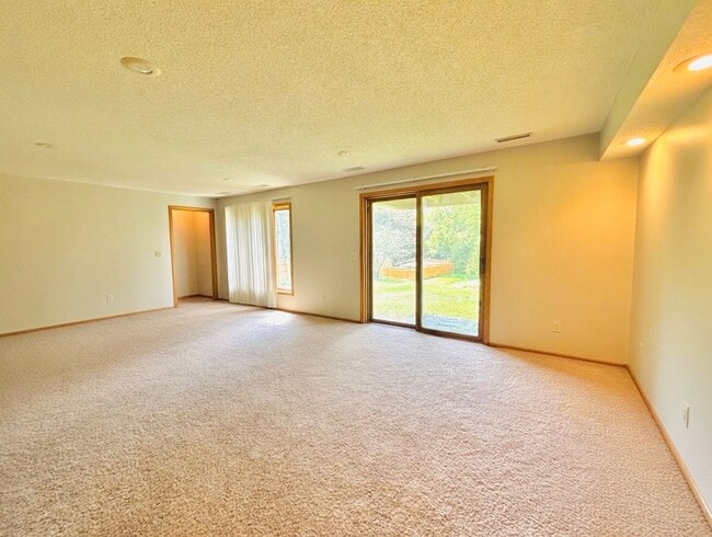 Building Photo - Entertainers dream in the heart of Eden Prairie! 3000+sf, updated, beautiful yard!!