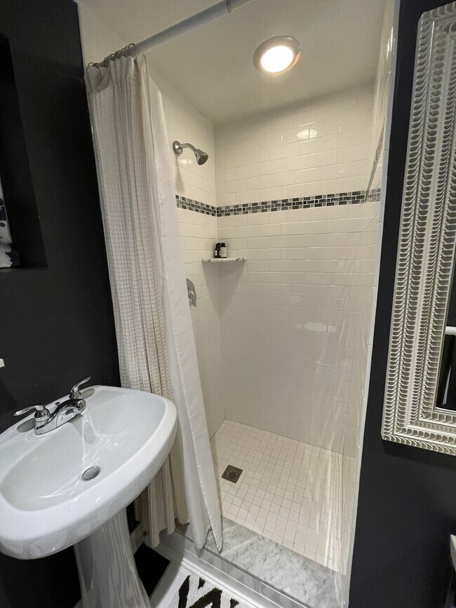 Building Photo - 1833 Burke St SE