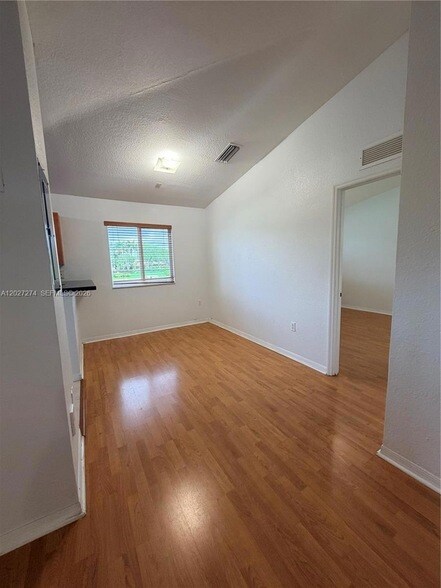 Building Photo - 995 NE 34th Ave