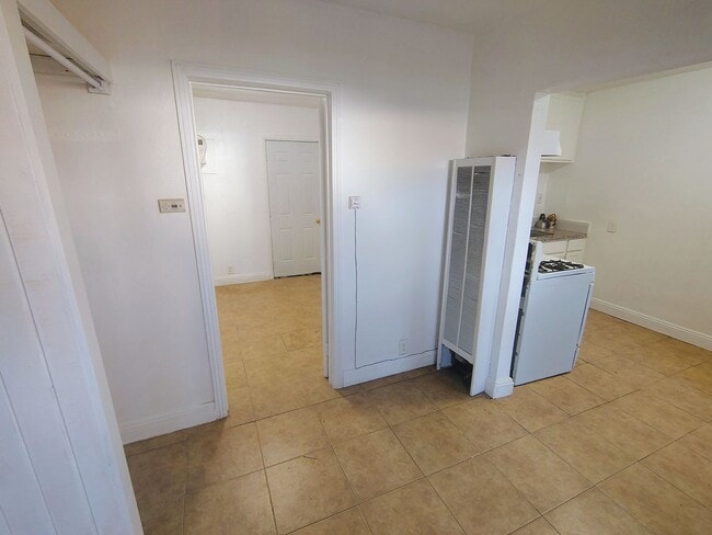 Building Photo - Cozy 1 Bedroom 1 Bathroom Unit in Oildale Now Available!