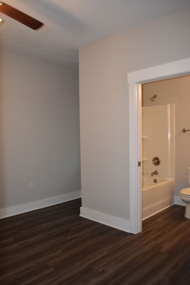 Building Photo - Available June 1 Three Bedroom Townhouse a...