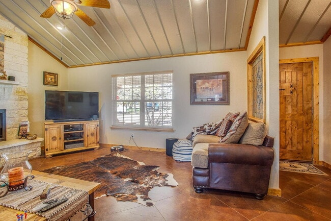 Building Photo - 3 bedroom home on acreage