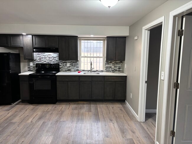 Building Photo - 505