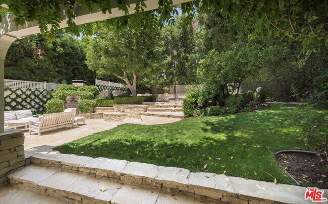 Building Photo - 1515 N Doheny Dr