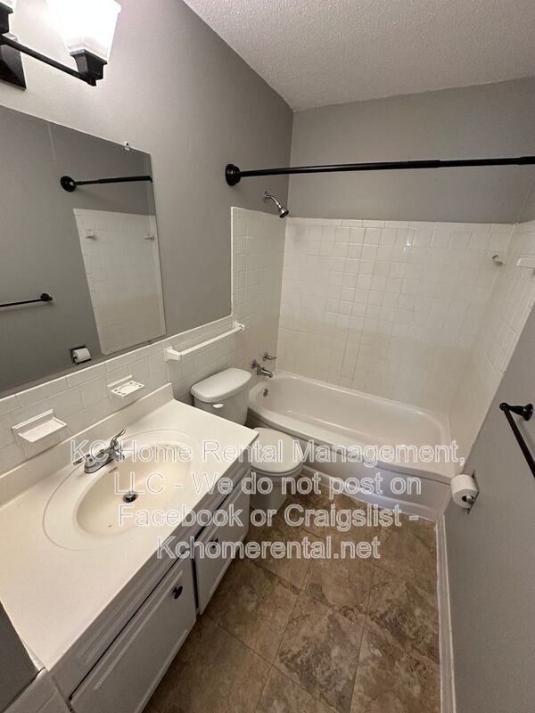 Building Photo - 9338 Bluejacket St