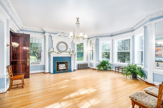 Building Photo - Beautiful 3 Bedroom/2 Bathroom First Floor Apartment in East Duluth Mansion - AVAILABLE JUNE!