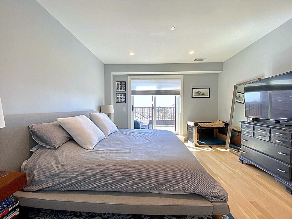 Building Photo - 150 W Broadway