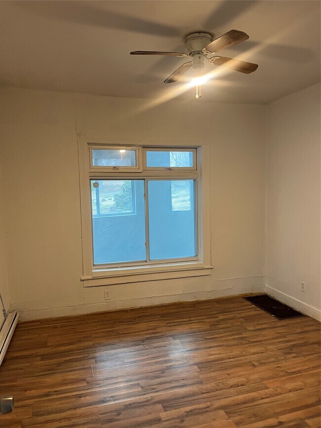 Building Photo - 127 Burbank Ave