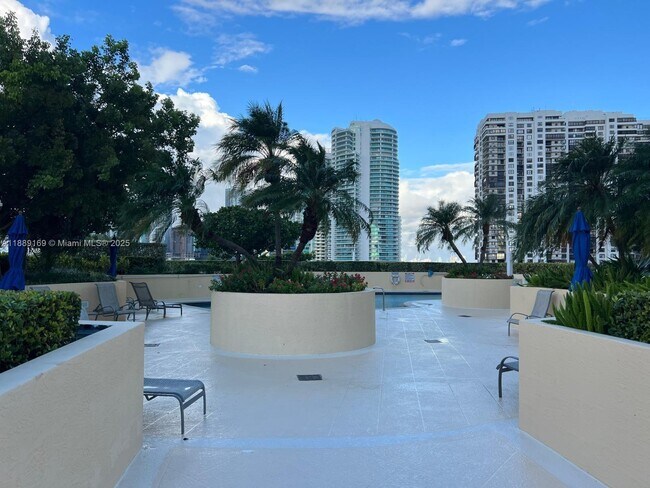 Building Photo - 2475 Brickell Ave