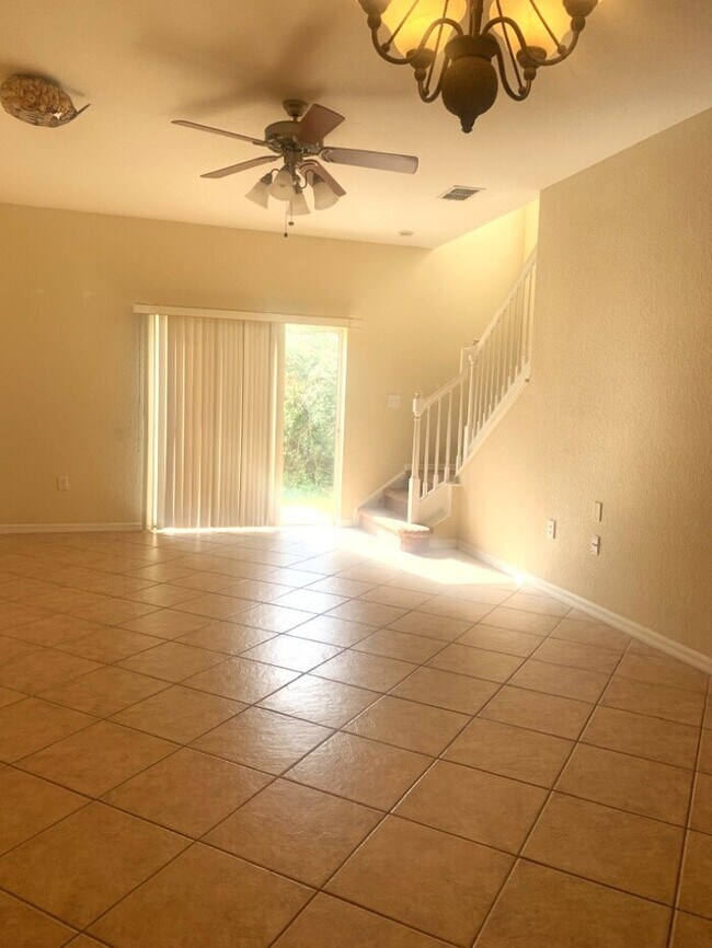 Building Photo - GATED COMMUNITY WITH COMMUNITY POOL