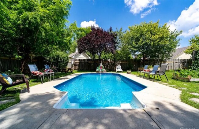 Building Photo - 3 bed 2 bath with pool