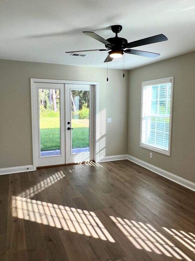 Building Photo - 3/2 fenced in yard & access to amenities!!