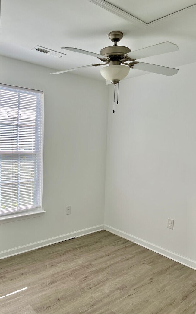 Building Photo - Gorgeous Spotsylvania Townhouse